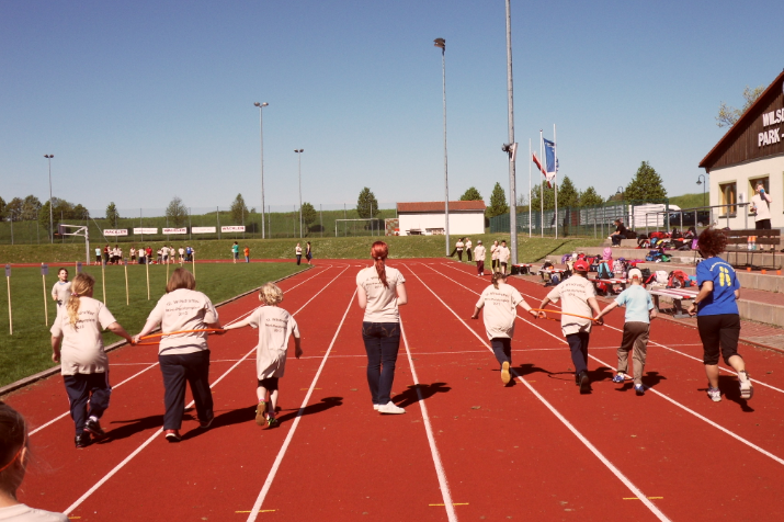 Kinder bei den Miniparalympics auf der Aschebahn im Wettkampfe - Stiftung Leben und Arbeit