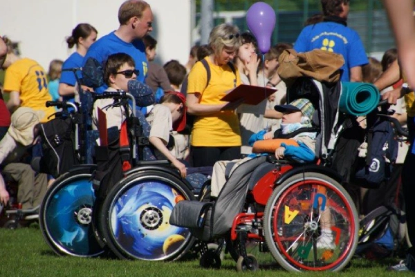 Kinder im Rollstuhl bei der Mini-Paralympics in Wilsdruff