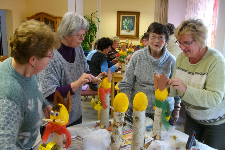 Senioren beim basteln von Osterhasen - Stiftung Leben und Arbeit