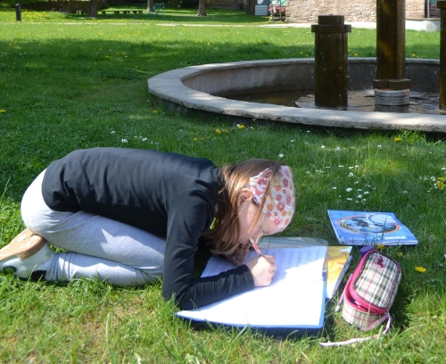 Kind schreibt Noten ins Heft im Rittergut Limbach